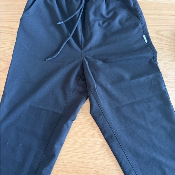 L’Atelier Women's Black Scrub Set (S) - Picture 10 of 11